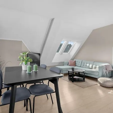 Rolig Plassert I Toppen Av Gagata Markens V Slottet Kristiansand Exterior photo