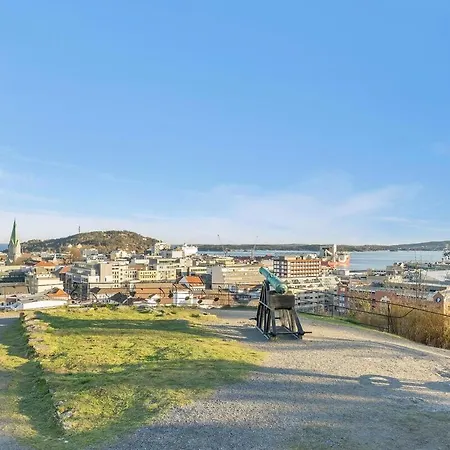 Rolig Plassert I Toppen Av Gagata Markens V Slottet Kristiansand Exterior photo