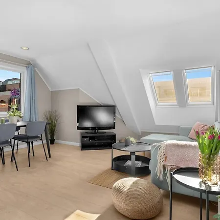 Rolig Plassert I Toppen Av Gagata Markens V Slottet Kristiansand Exterior photo